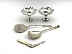 Pair silver sweetmeat dishes with pierced decoration and pedestal foot Birmingham 1909,
