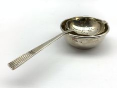 Silver tea strainer and stand, Sheffield 1962 2.