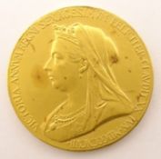 Small Queen Victoria 1837 - 1897 Jubilee medal, in 22ct gold, in original red case, medal weight 12.