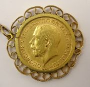 King George V 1915 gold full sovereign, in 9ct gold mount and chain stamped '9ct', total weight 16.