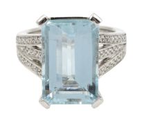 18ct white gold aquamarine ring with diamond set shoulders, hallmarked, aquamarine approx 7.