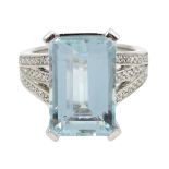 18ct white gold aquamarine ring with diamond set shoulders, hallmarked, aquamarine approx 7.