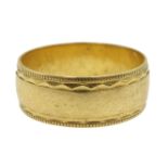 18ct gold wedding band, London 2000, approx 4.