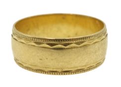 18ct gold wedding band, London 2000, approx 4.