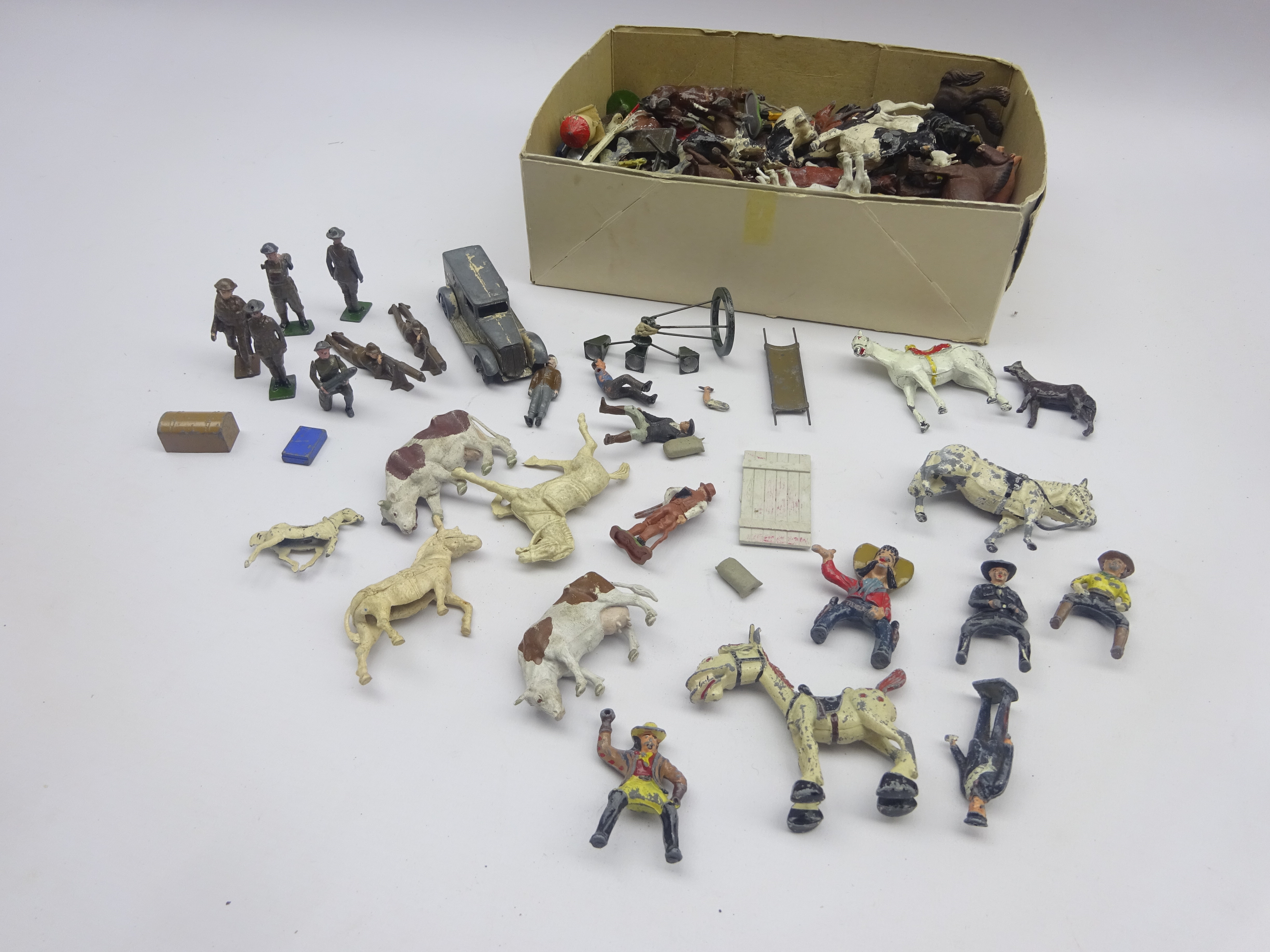 Large quantity of die-cast and plastic animals and figures by Britains etc including farm animals - Image 3 of 5