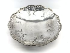Silver circular fruit dish with pierced border D23cm Sheffield 1962 Maker Viners 14.