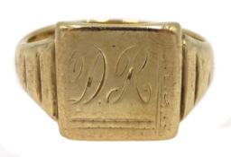 9ct gold signet ring engraved initial hallmarked, approx 7.