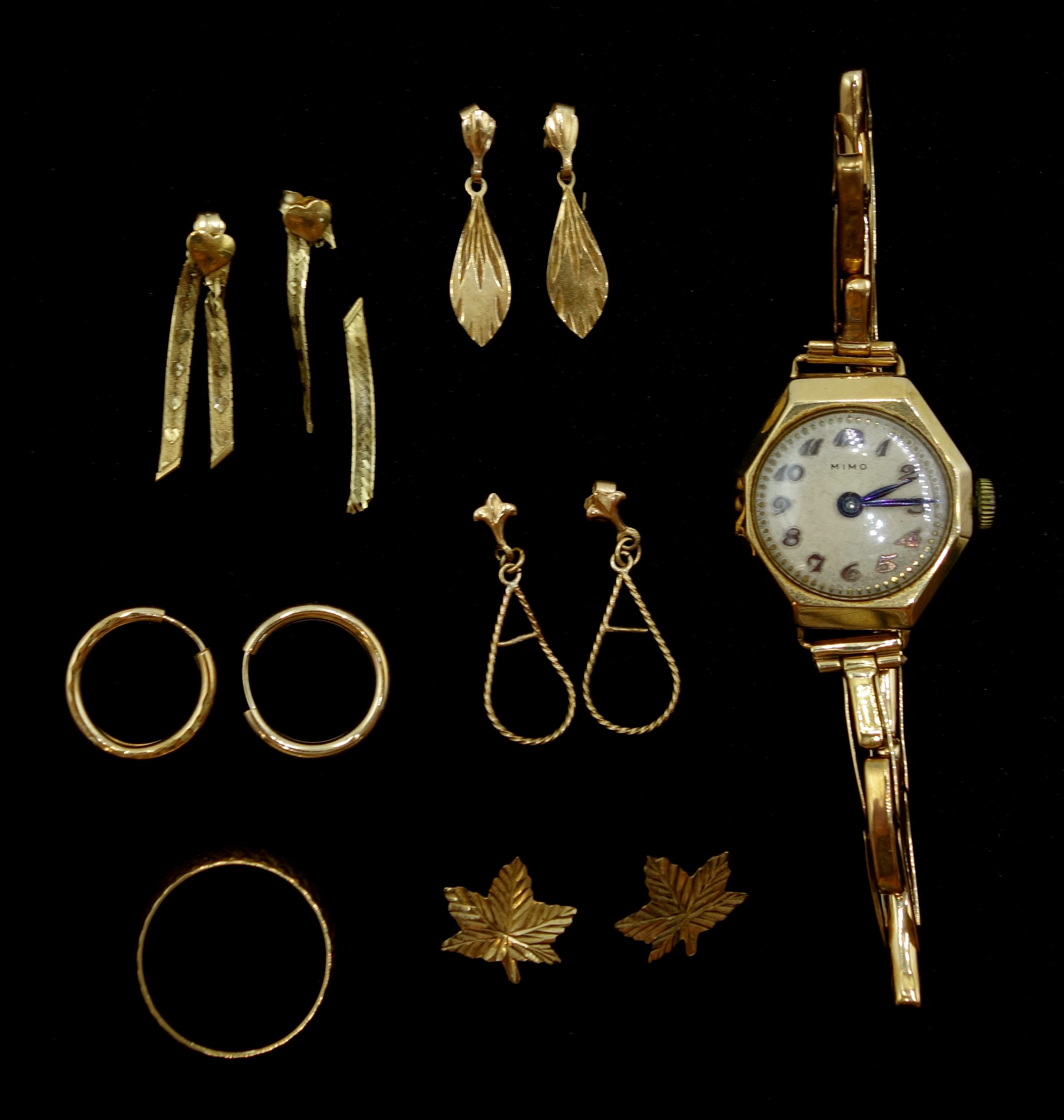 Gold band, Mimo gold ladies wristwatch on gold expanding strap and jewellery oddments,