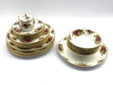 Royal Albert 'Old Country Roses' pattern dinner service comprising six dinner plates,