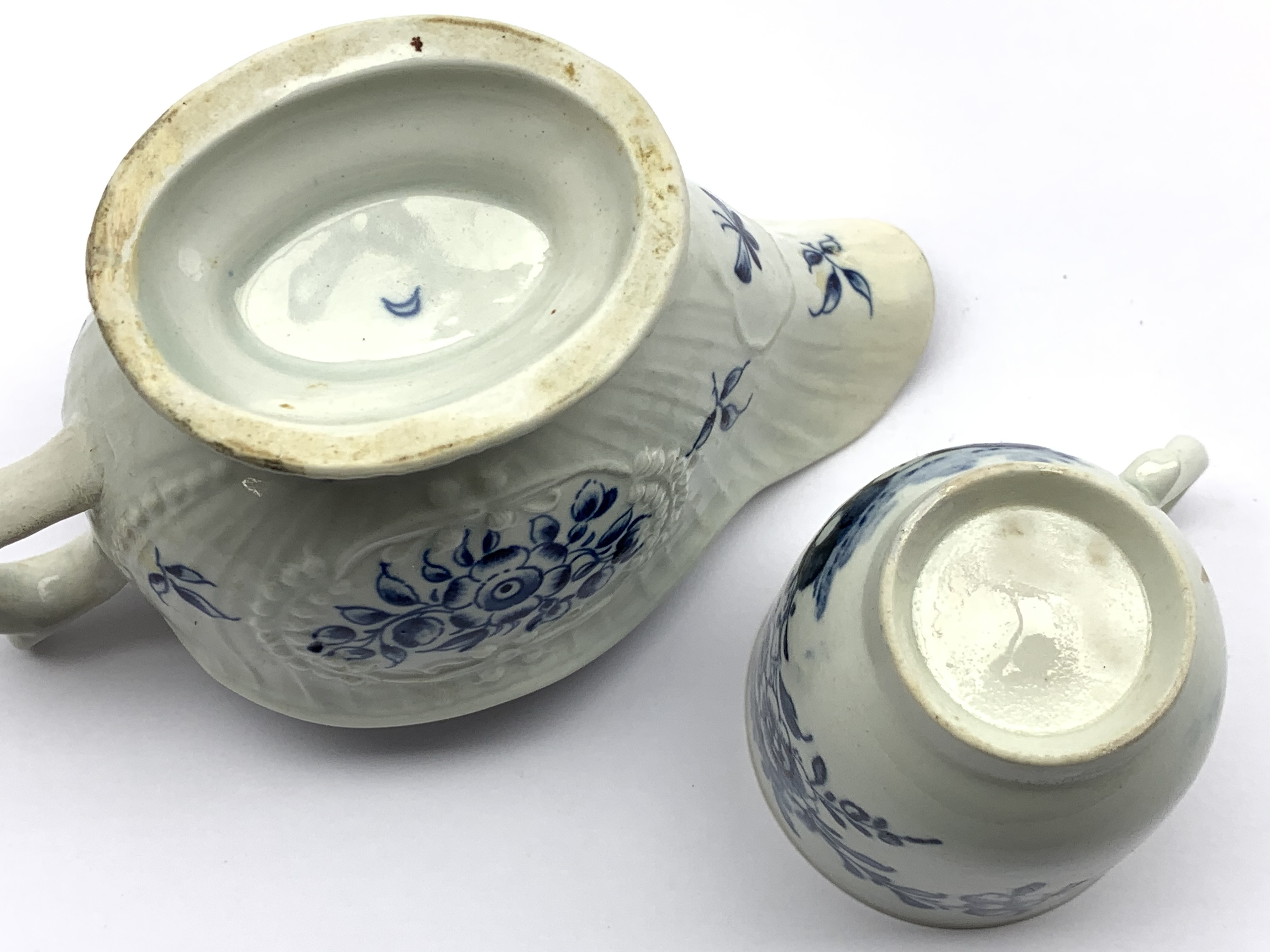18th Century Caughley strap fluted sauce boat decorated in blue with a spray of flowers within a fl - Image 3 of 3