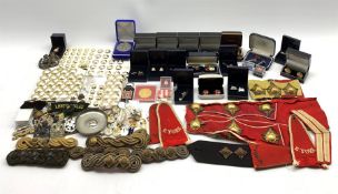 Mostly Yorkshire Regiment military badges, buttons, cufflinks and other similar items including clo