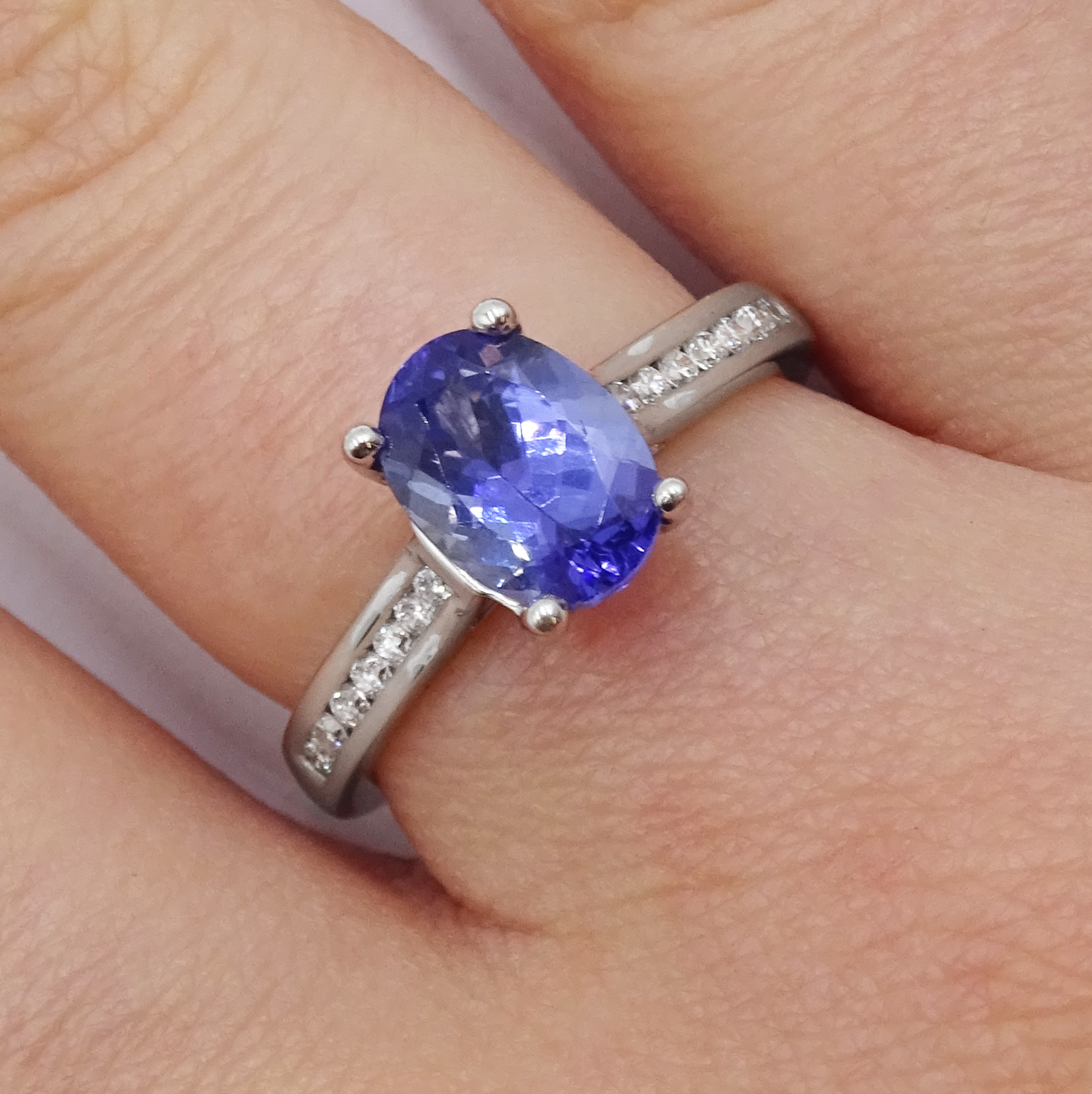 18ct white gold oval tanzanite ring, with diamond set shoulders, hallmarked, tanzanite approx 1.70 c - Image 6 of 9