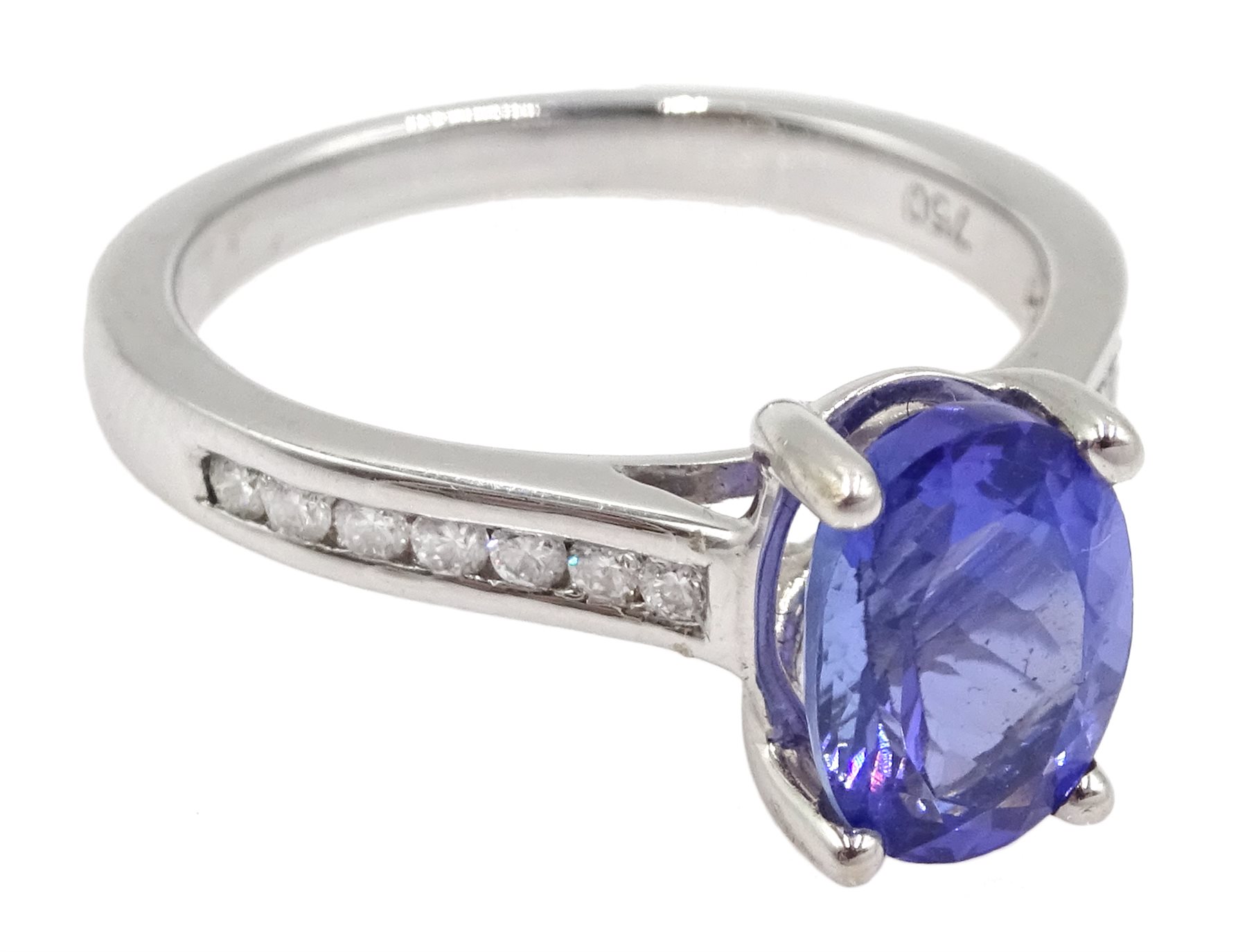 18ct white gold oval tanzanite ring, with diamond set shoulders, hallmarked, tanzanite approx 1.70 c - Image 3 of 9