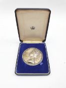 Commemorative silver medallion issued by the Smithsonian Institute for the Queen's Jubilee 1977, Des