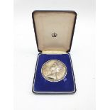 Commemorative silver medallion issued by the Smithsonian Institute for the Queen's Jubilee 1977, Des