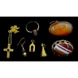 9ct gold banded agate brooch, Sheffield 1989, similar 9ct gold brooch, 16ct gold bloodstone fob, 18c