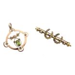 Victorian 18ct gold spilt seed pearl double horse shoe brooch and an Edwardian 9ct rose gold peridot