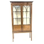 Edwardian mahogany display cabinet, frieze inlaid with boxwood floral swags and stringing, over tra