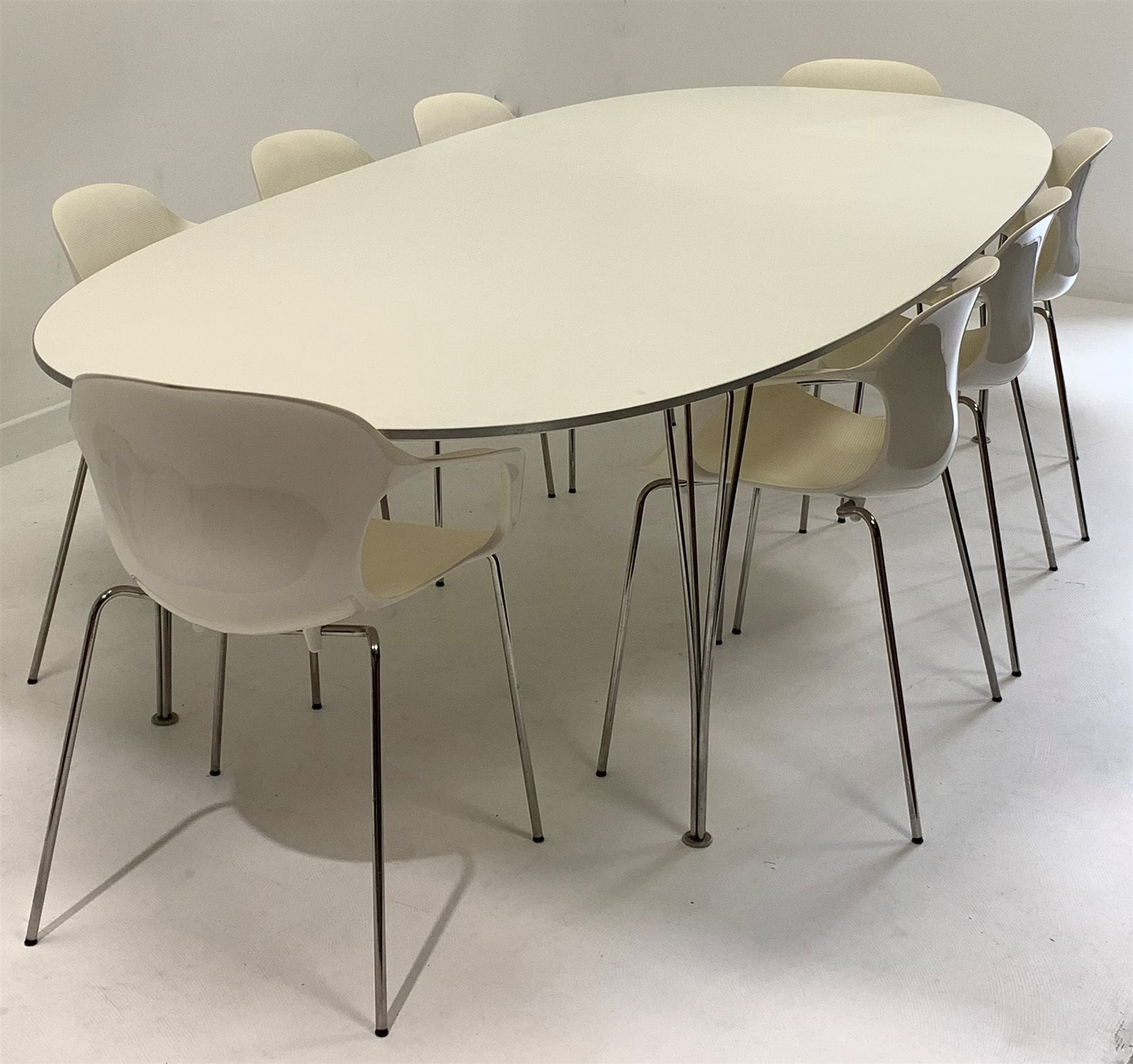 Arne Jacobson et al. for Fritz Hansen - Contemporary 'Super Elliptical' dining table with white lam - Image 2 of 6