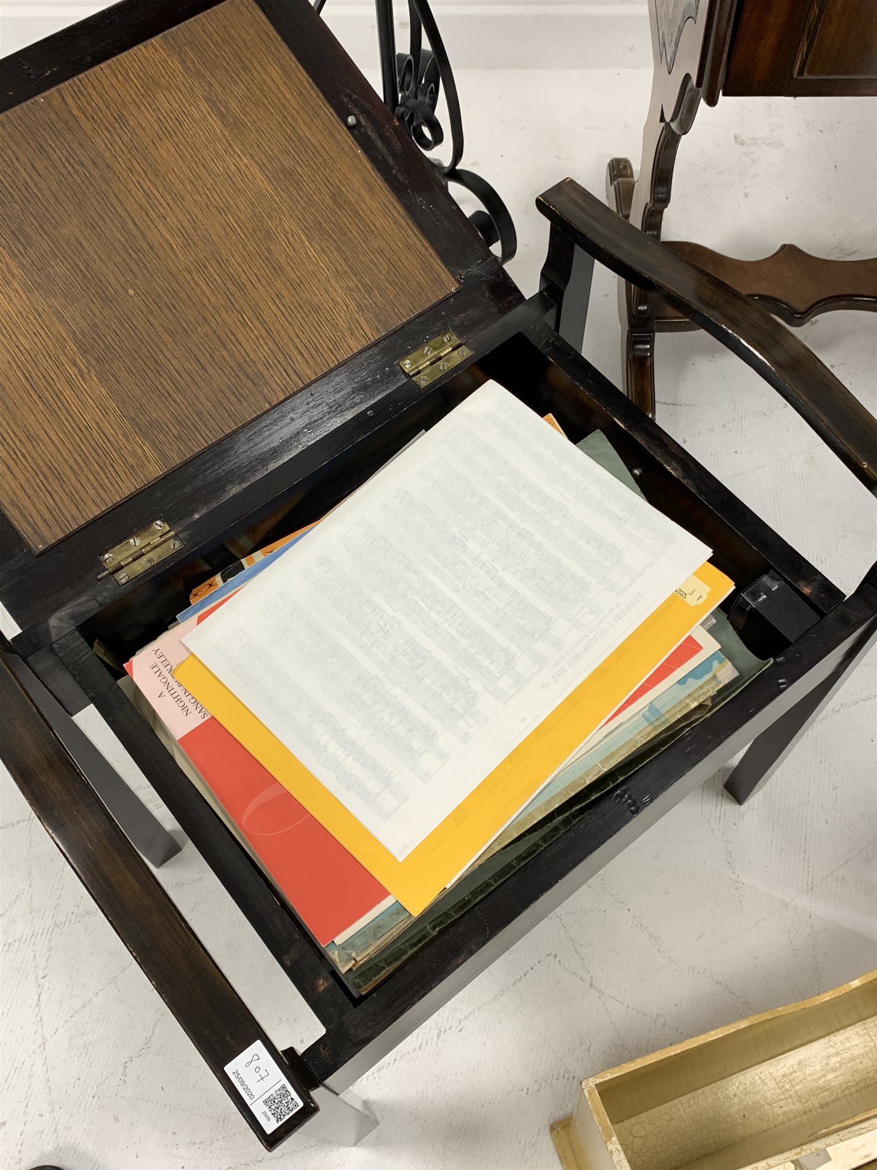 Reproduction mahogany drop leaf sofa table with leather inset top (W98cm, H74cm, D59cm), small walnu - Image 5 of 5