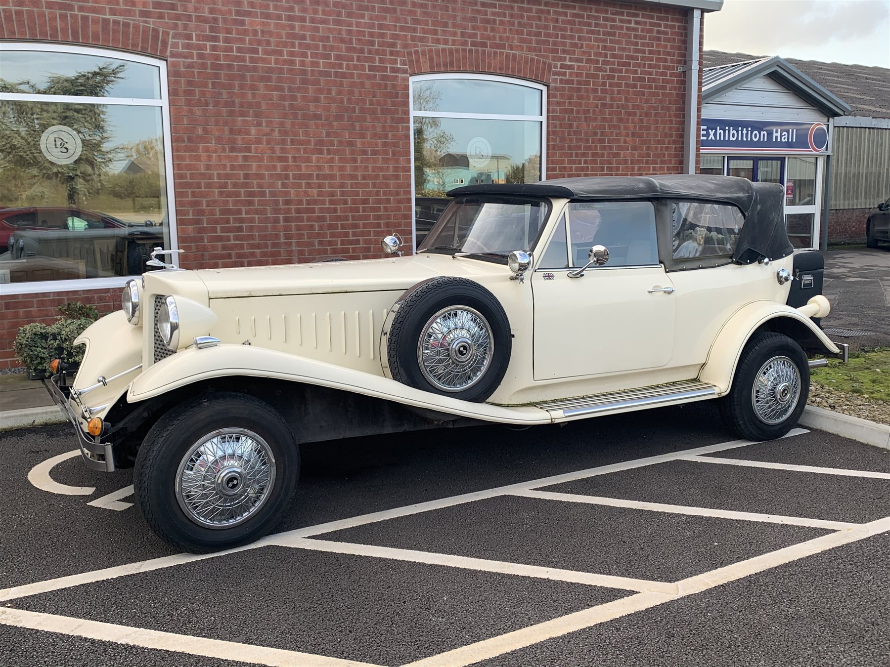 Beauford wedding car - 1980's replica of a classic 1930's two door grand tourer luxury car, with fou - Image 7 of 16