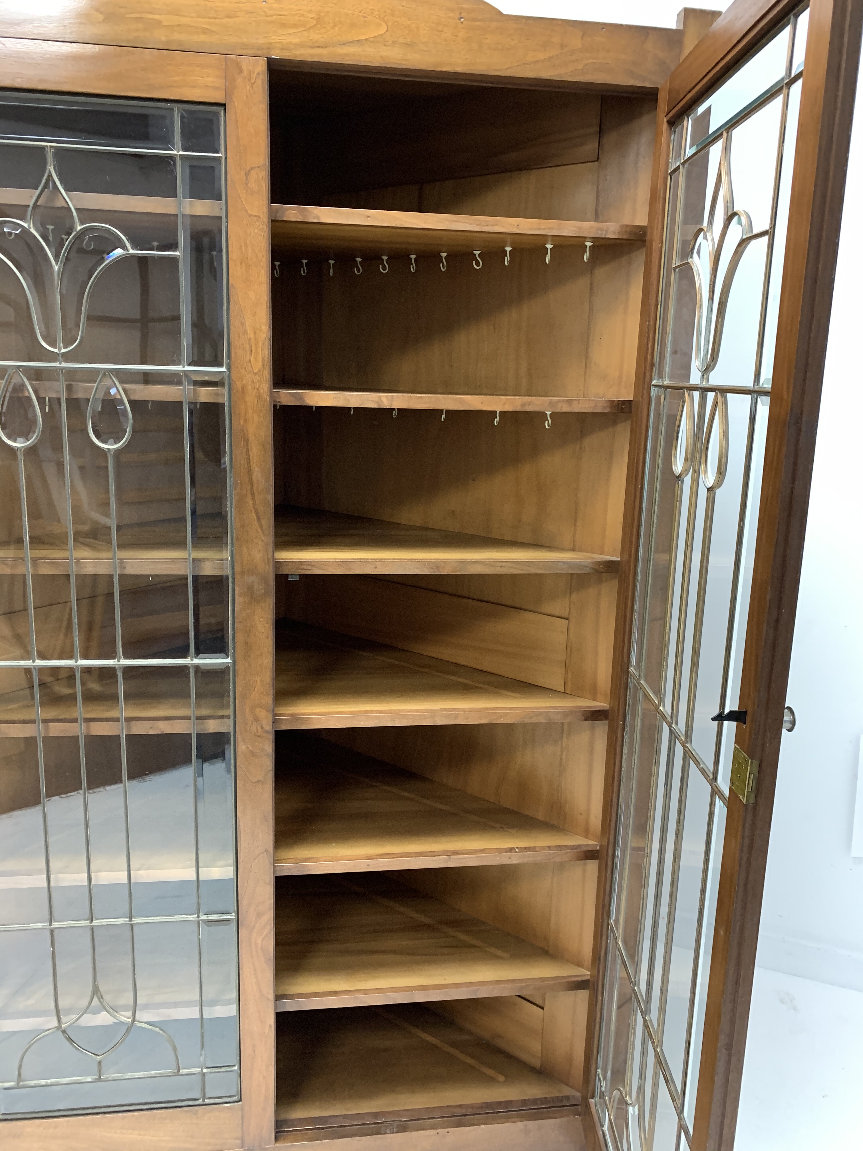 Early 20th century American walnut floor standing corner cupboard, with arched pediment over two cop - Image 5 of 5