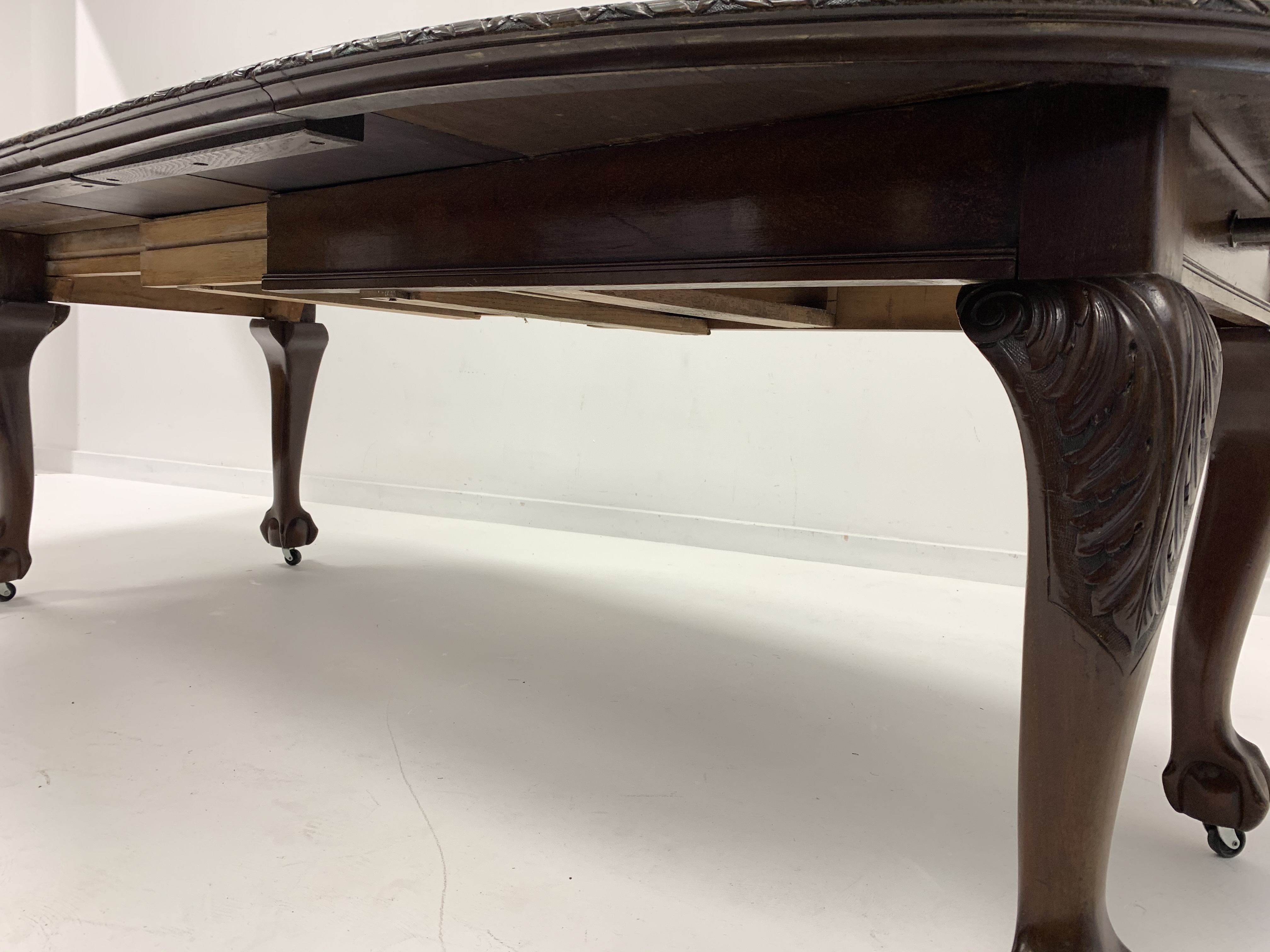 Early 20th century mahogany extending dining table, the oval top with floral edging over acanthus ca - Image 5 of 5