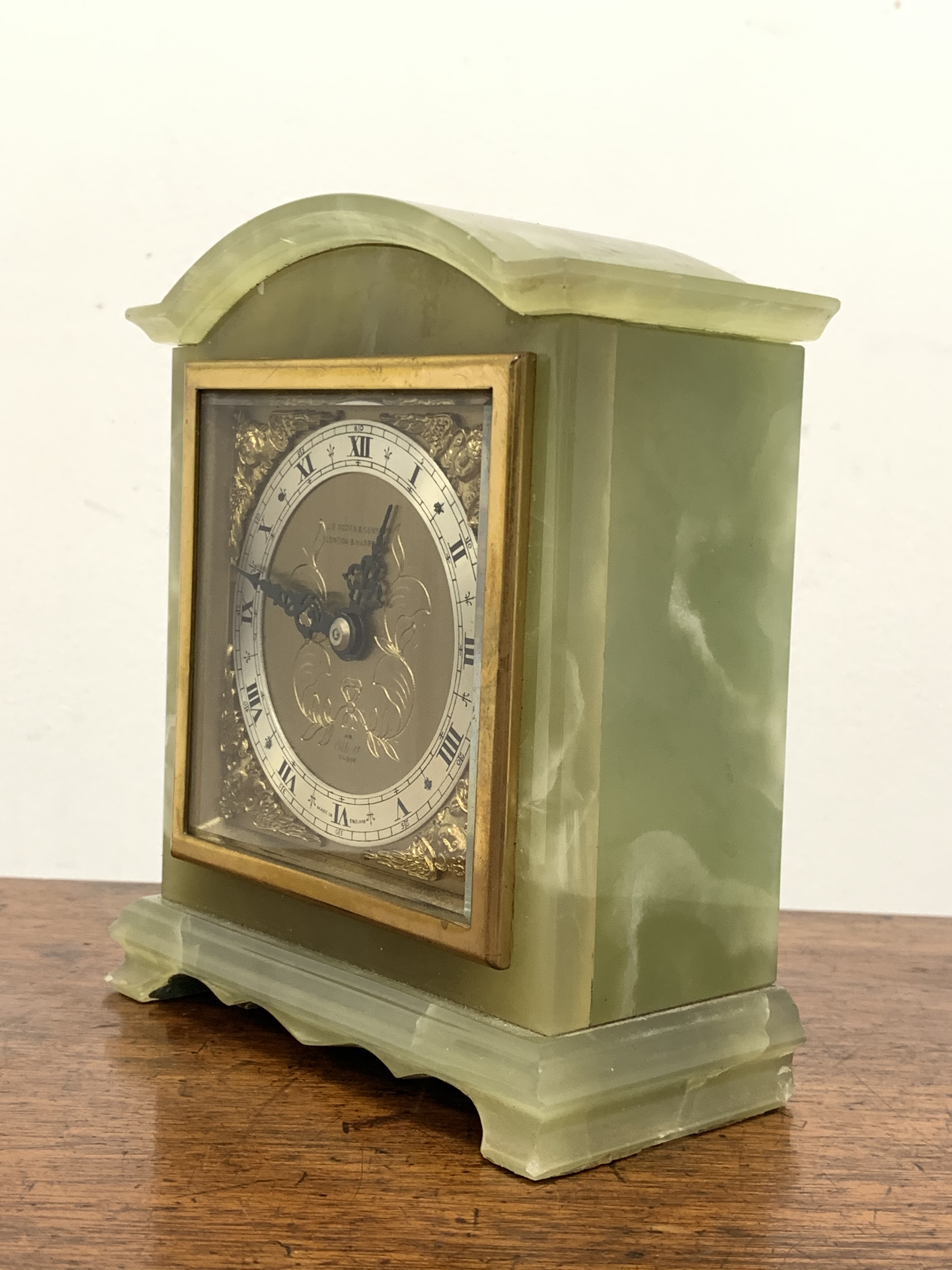 Elliot and Sons onyx cased mantel clock, Silvered dial with Roman chapter ring, retailed by J R Ogde - Image 2 of 4