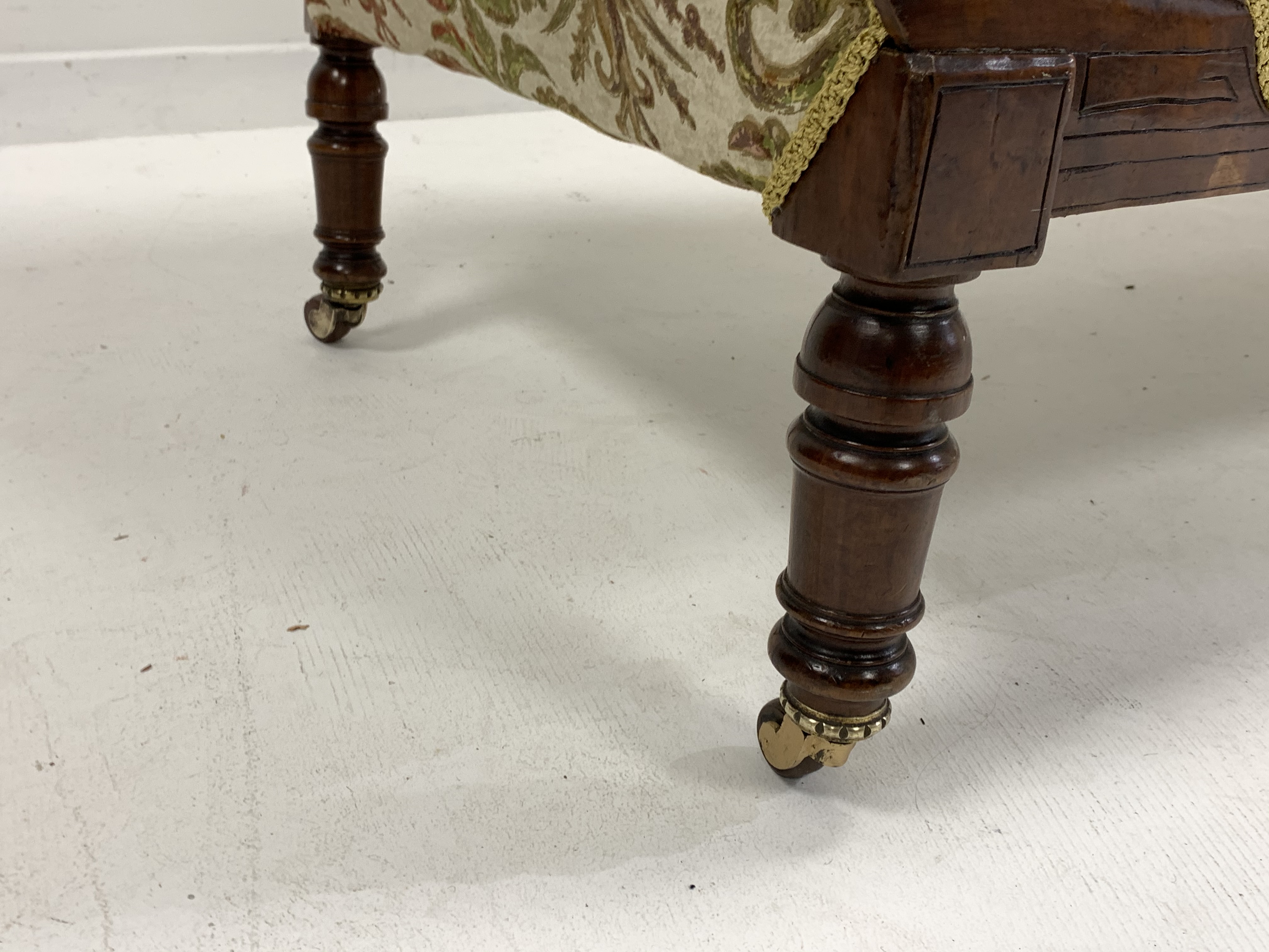 Late Victorian walnut chaise longue, with scroll ends and incised decoration, and carving to crest r - Image 4 of 4