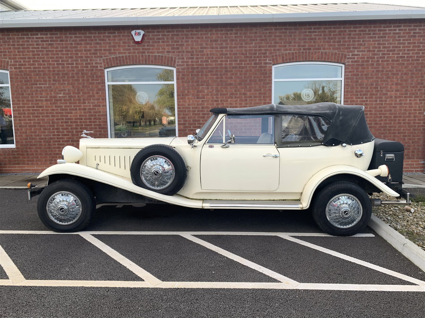 Beauford wedding car - 1980's replica of a classic 1930's two door grand tourer luxury car, with fou - Image 2 of 16