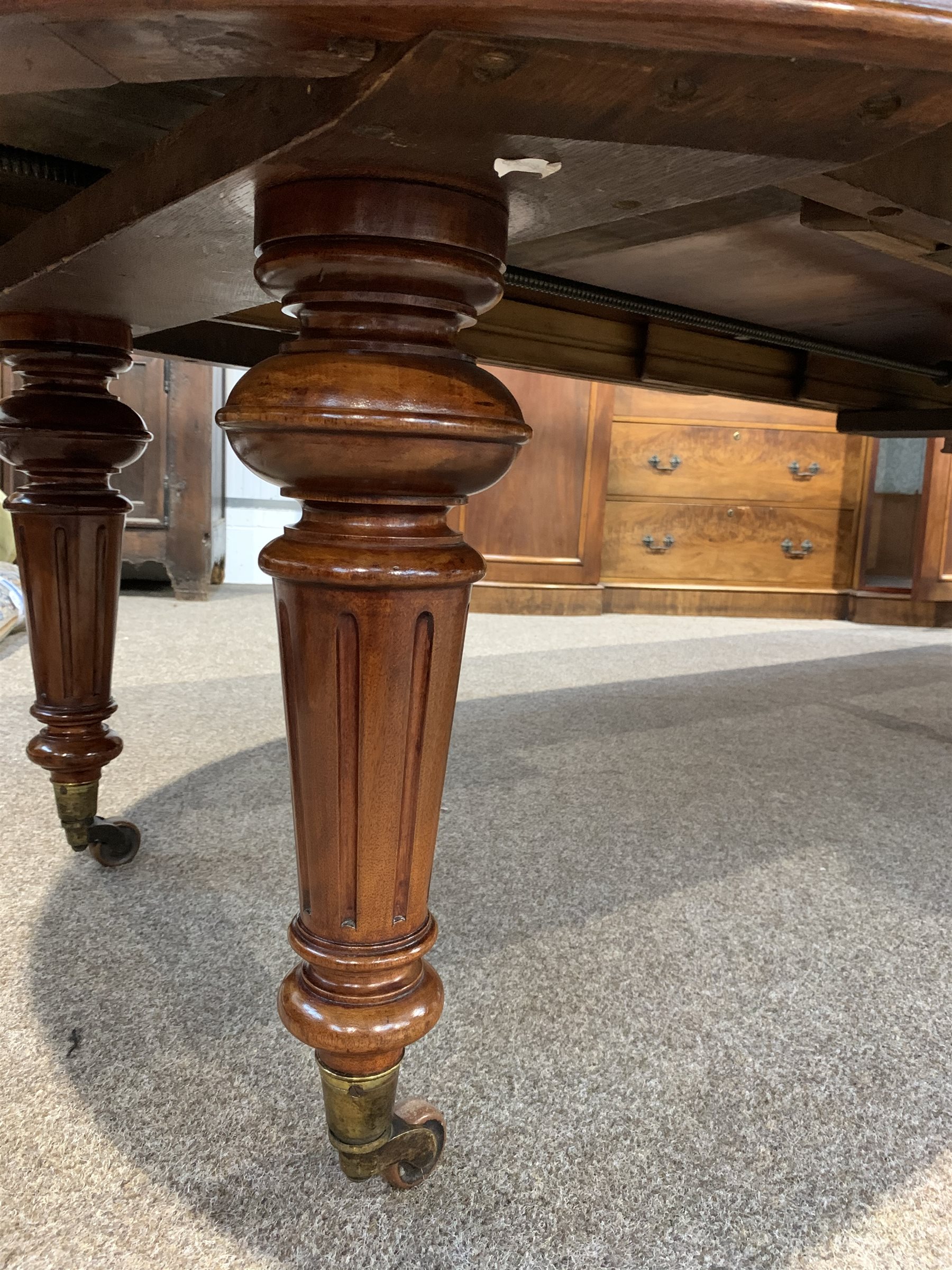 Large Victorian mahogany extending dining table, 'D' ended, with four additional leaves, raised on t - Image 4 of 10