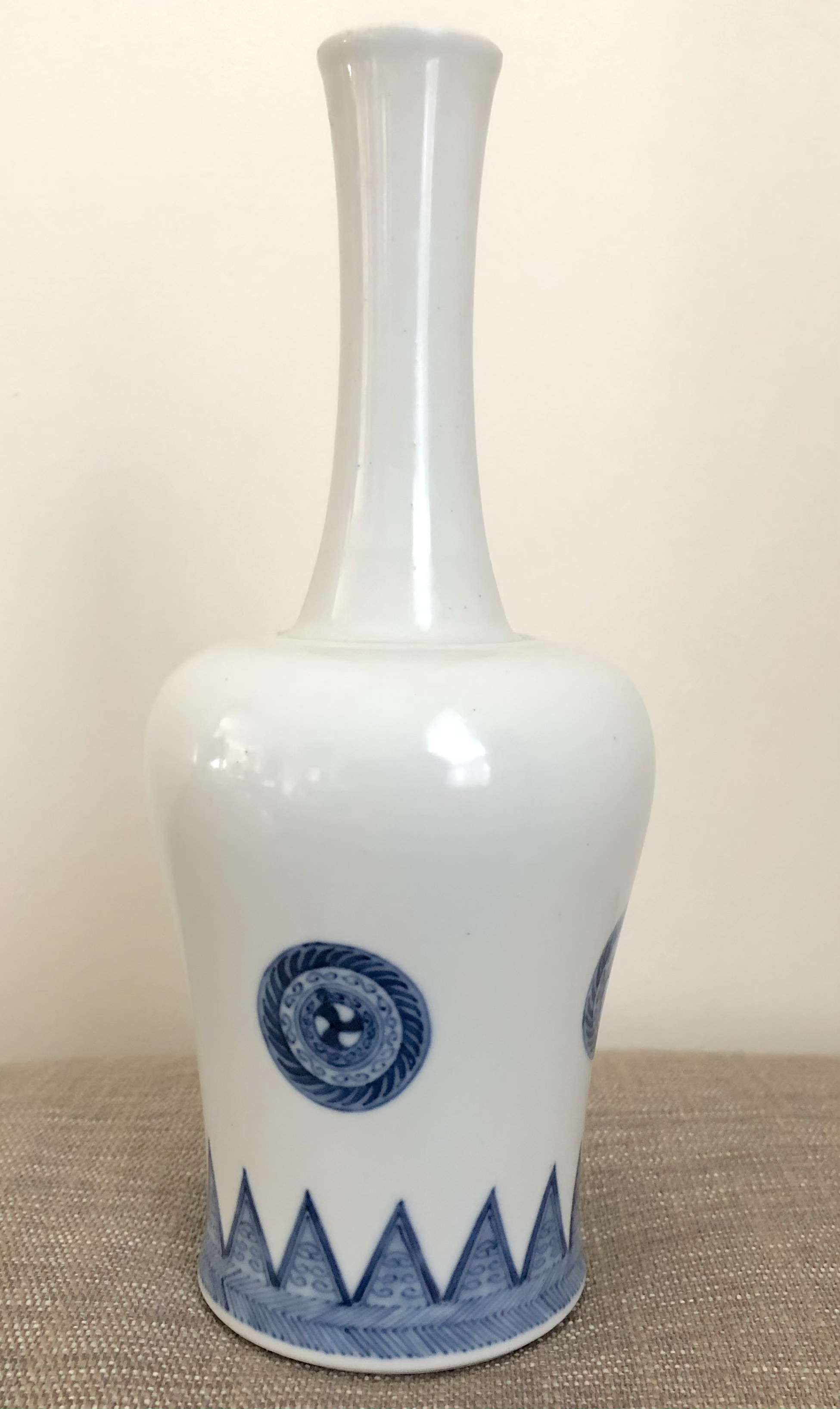 A Blue and White 'Mallet' Vase, Yaolinzun, 19th Century - Image 7 of 7