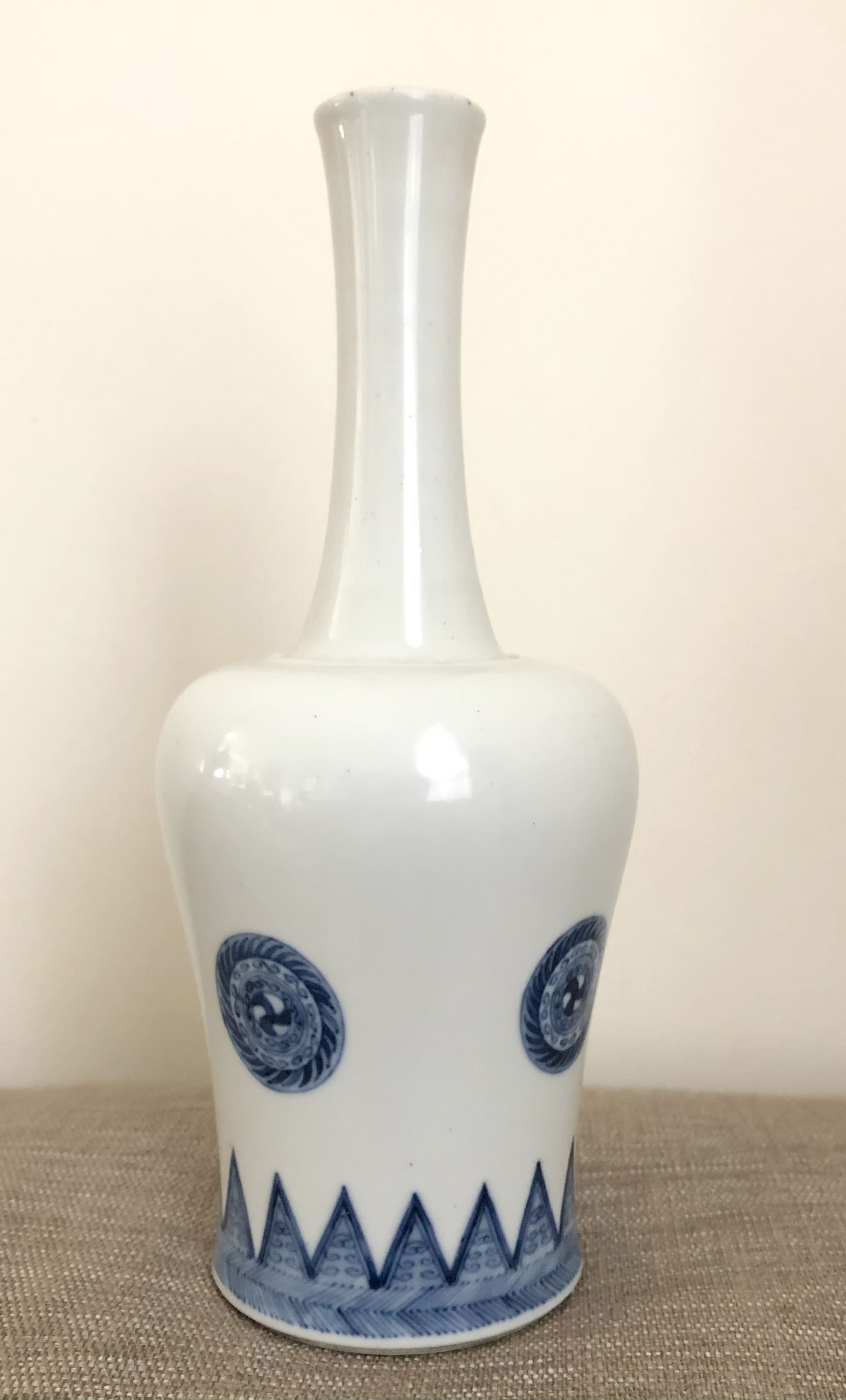 A Blue and White 'Mallet' Vase, Yaolinzun, 19th Century - Image 4 of 7