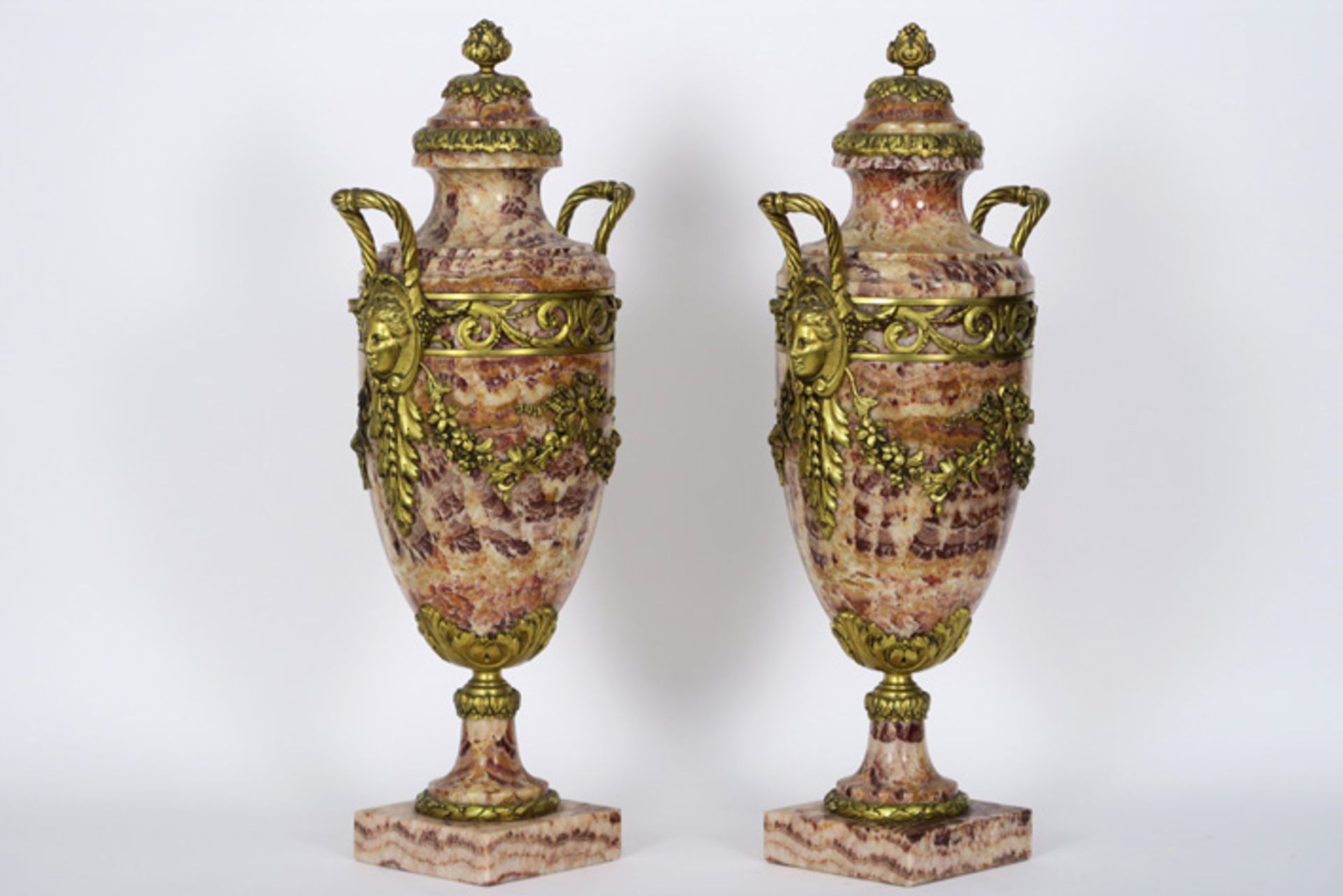 Paar vrij grote, antieke neoclassicistische cassoletvazen in marmer met een rijke [...] - Image 2 of 3