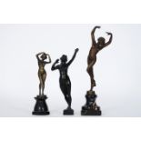 Lot van drie sculpturen in brons telkens met de voorstelling van een danseres - [...]