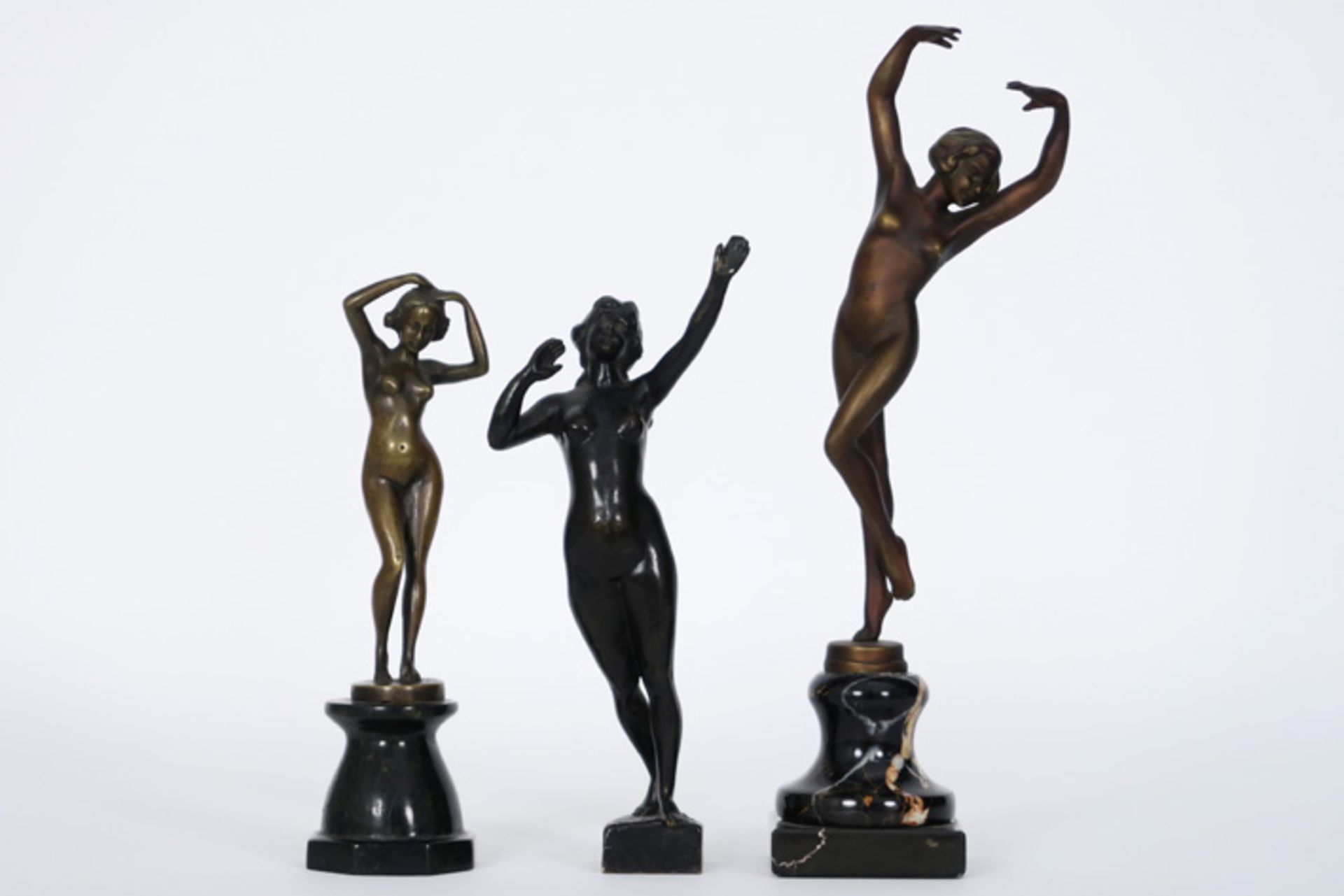 Lot van drie sculpturen in brons telkens met de voorstelling van een danseres - [...]