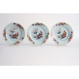 Set van drie achttiende eeuwse Chinese borden in porselein met Imari-decor met [...]