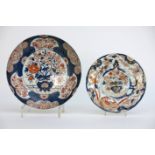 Lot (2) zeventiende eeuws Japans porselein met Imari-decor in porselein : een bord en [...]