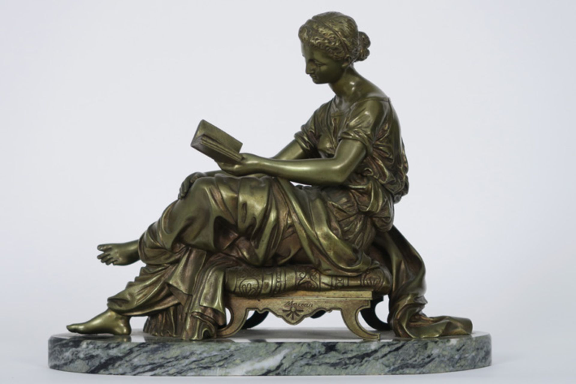 Negentiende eeuwse sculptuur in brons : "Zittende lezende dame" - hoogte en breedte [...]