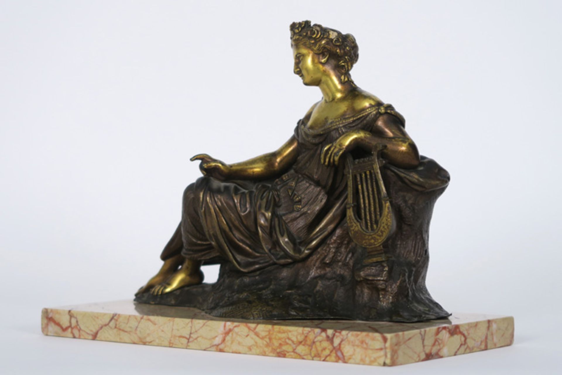 Antieke sculptuur in gedoreerde brons : "Zittende vrouw met lier" - hoogte : 17,5 [...] - Image 2 of 5