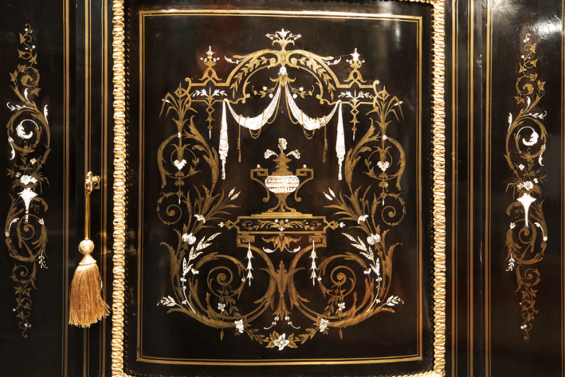 FRANKRIJK - ca 1850/70 neoclassicistisch Napoleon III-dressoirmeubel in marqueterie [...] - Bild 3 aus 3