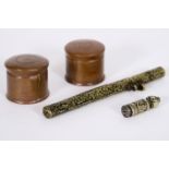 Lot (4) Tibetaanse items : twee ronde gedekselde doosjes in koper, een schrijfetui [...]