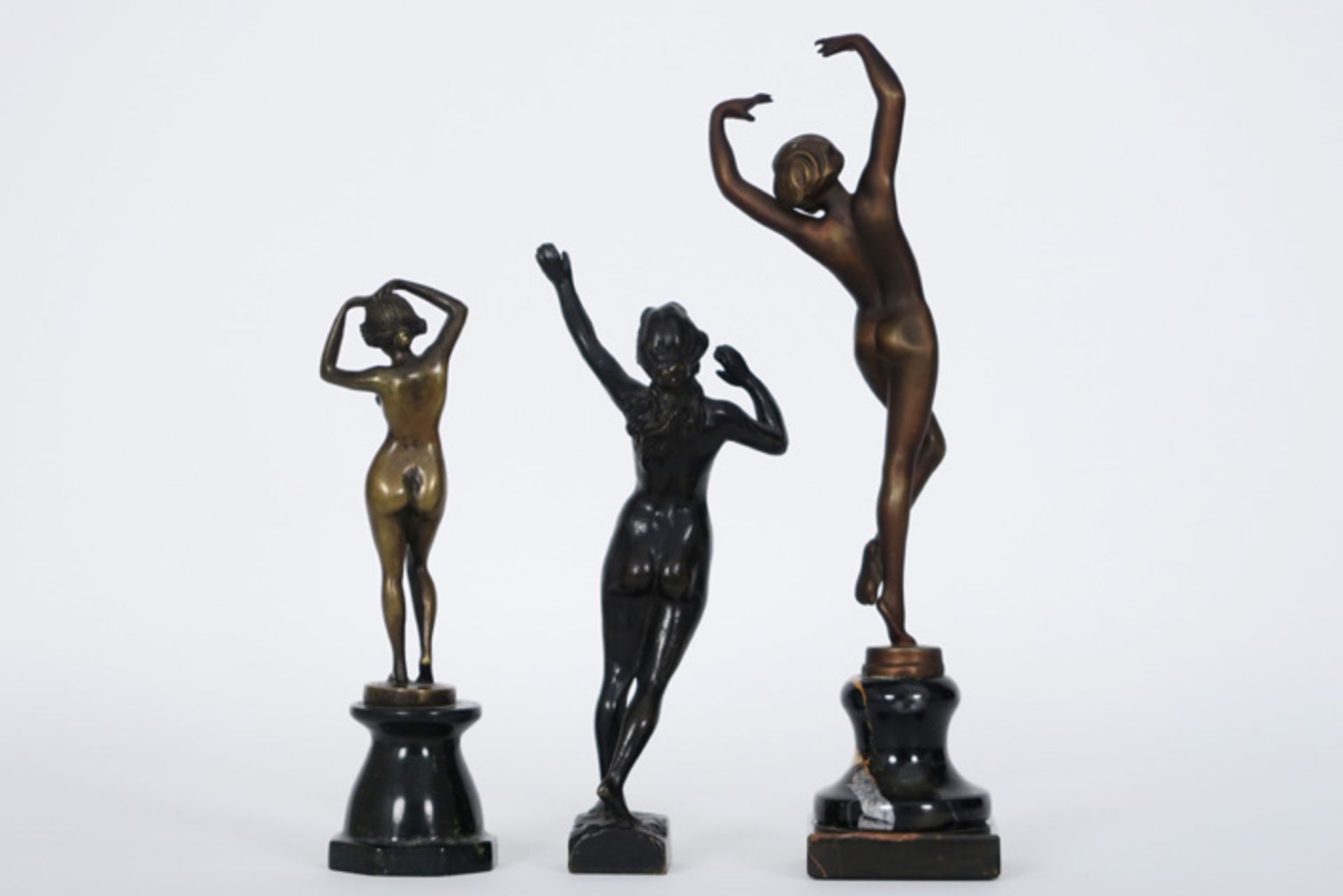 Lot van drie sculpturen in brons telkens met de voorstelling van een danseres - [...] - Bild 2 aus 2