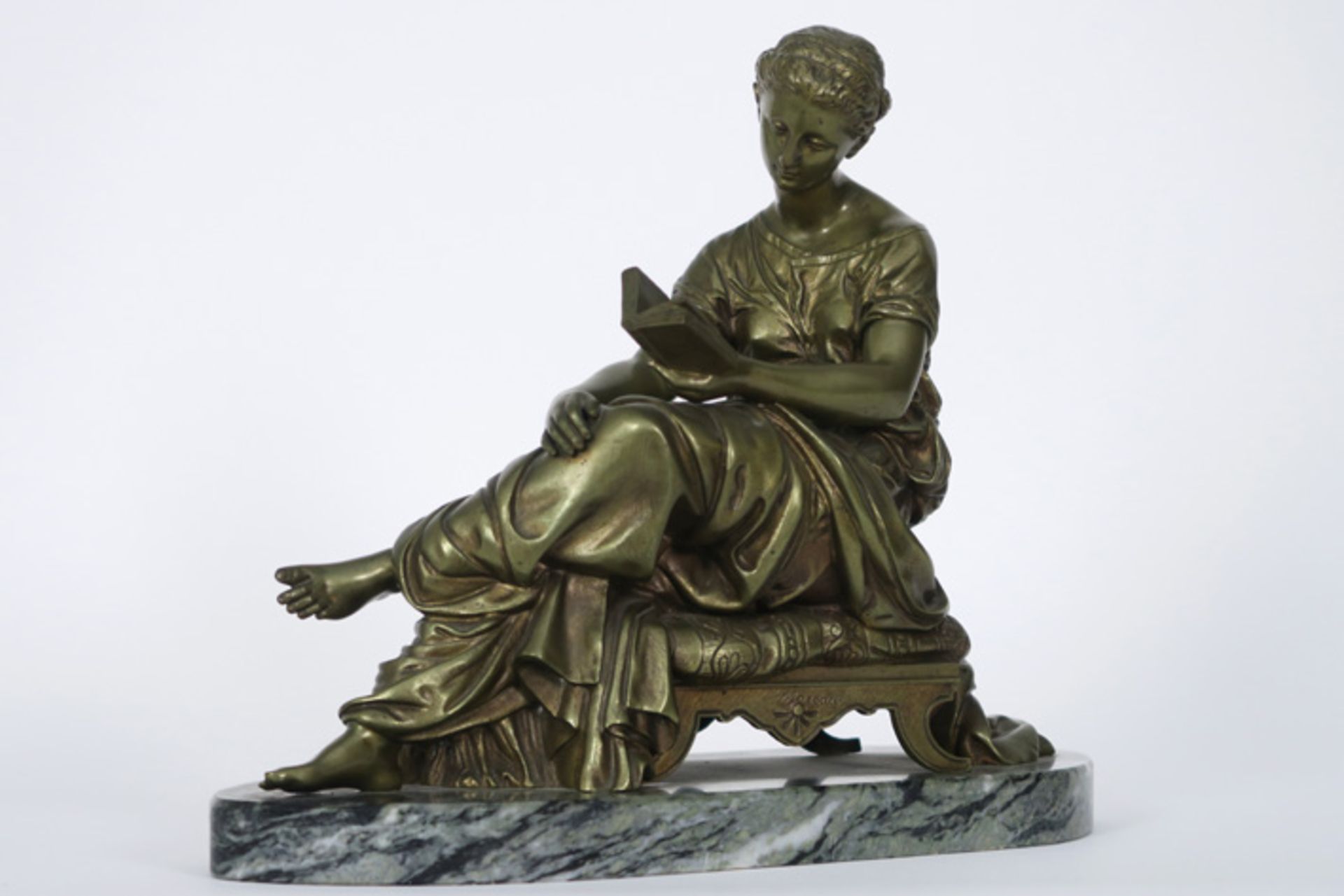 Negentiende eeuwse sculptuur in brons : "Zittende lezende dame" - hoogte en breedte [...] - Image 2 of 5