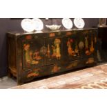 CHINA - QING-DYNASTIE (1644 - 1912) antiek dressoirmeubel in gelakt hout met front [...]