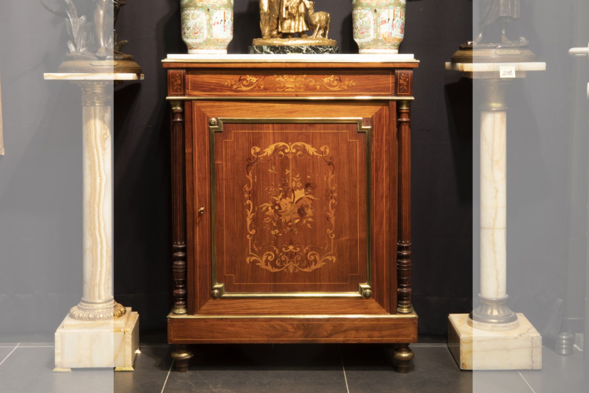 FRANKRIJK - 19° EEUW neoclassicistisch meubel in marqueterie versierd met koper- en [...]