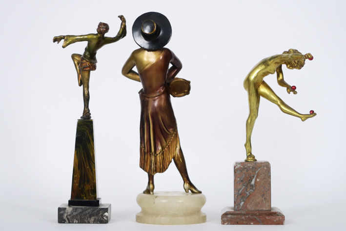 Lot van drie kleine sculpturen in brons, telkens met de voorstelling van een dansende [...] - Image 2 of 2