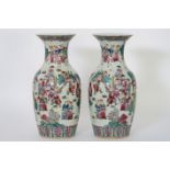 Paar negentiende eeuwse Chinese vazen in porselein met een rijkuitgewerkt polychroom [...]
