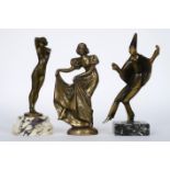 Lot van drie kleine sculpturen in brons, telkens met de voorstelling van een vrouw - [...]