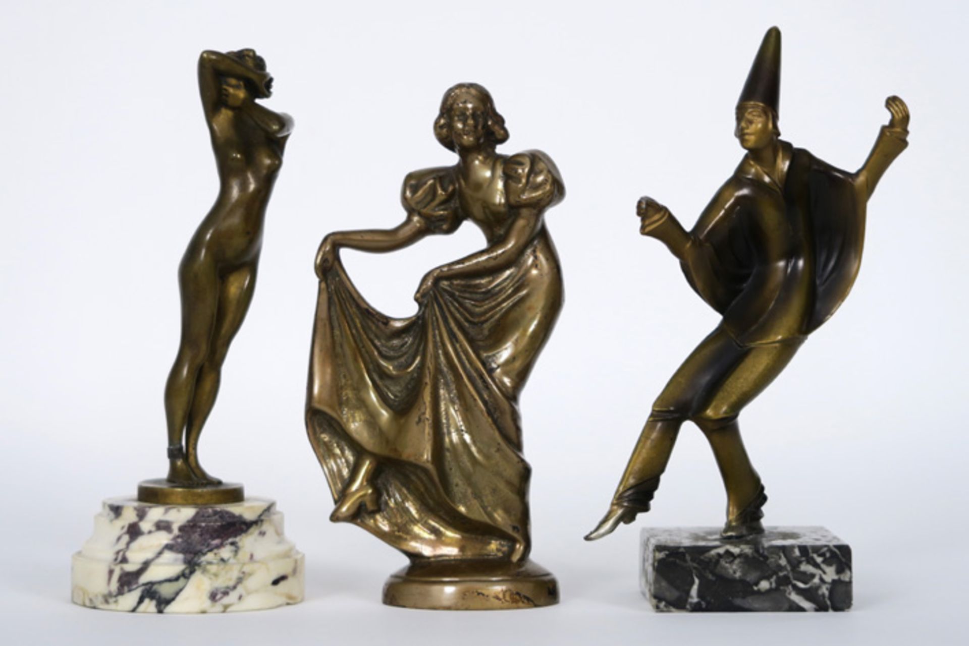 Lot van drie kleine sculpturen in brons, telkens met de voorstelling van een vrouw - [...]